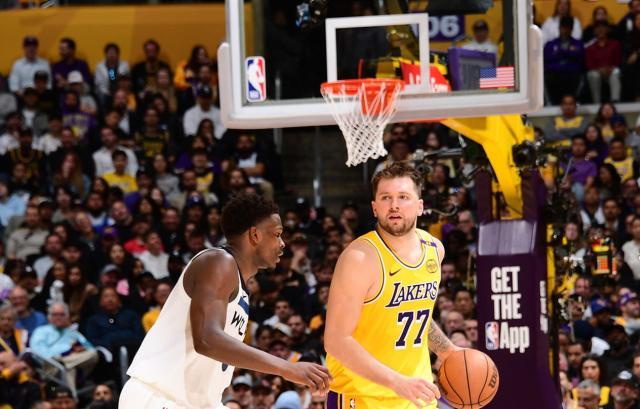 开云体育App-扳平比分！湖人借防守大战破狼，三巨头发威不好惹