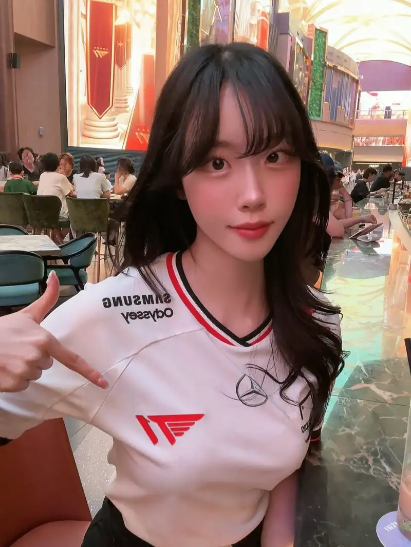 T1官宣Keria续约三年,今天看下T1韩网女粉